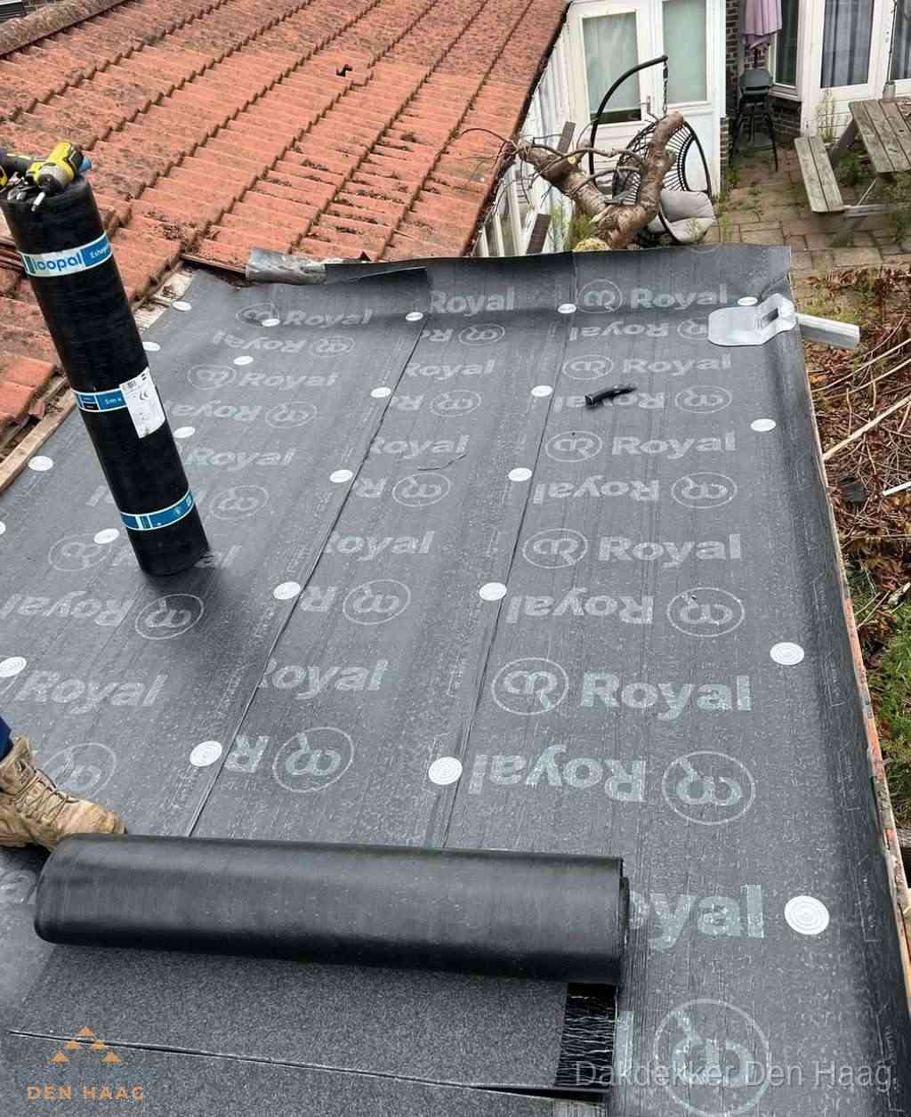 Plat dak met nieuwe bitumen dakbedekking en brandgereedschap in Den Haag Plat dak met nieuwe bitumen dakbedekking en brandgereedschap in Den Haag