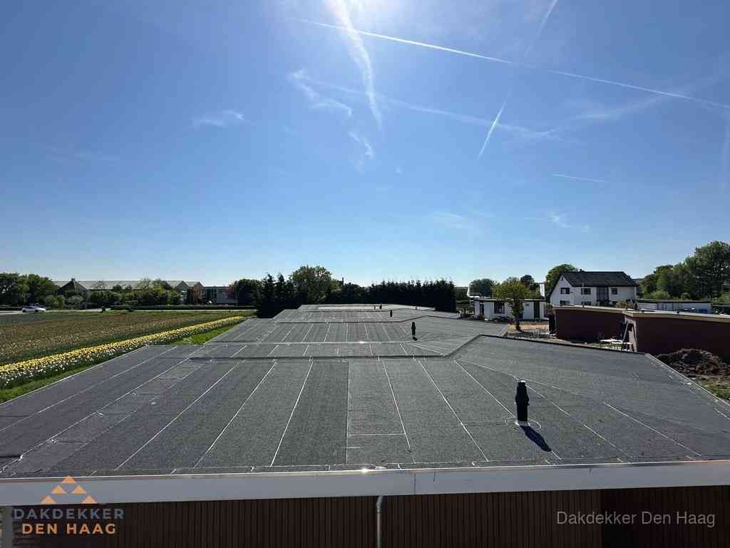 Groot plat dak met bitumen dakbedekking op bedrijfspand in Den Haag Groot plat dak met bitumen dakbedekking op bedrijfspand in Den Haag