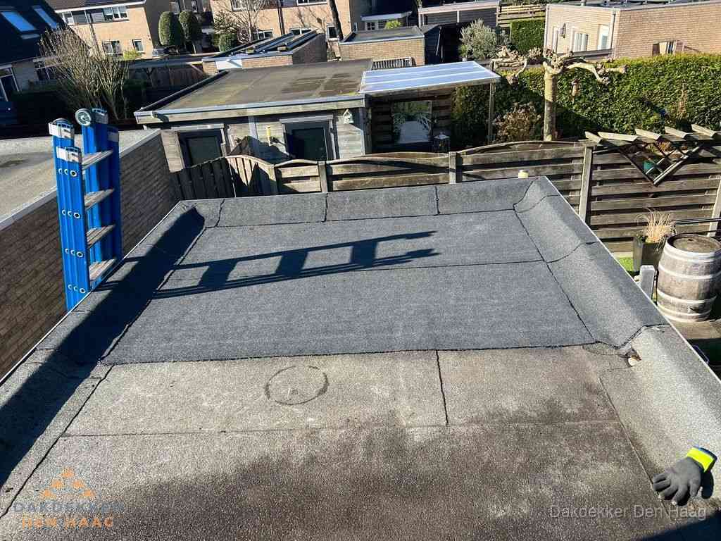 Dakdekker legt onderlaag op plat dak met houten constructie in Den Haag Dakdekker legt onderlaag op plat dak met houten constructie in Den Haag
