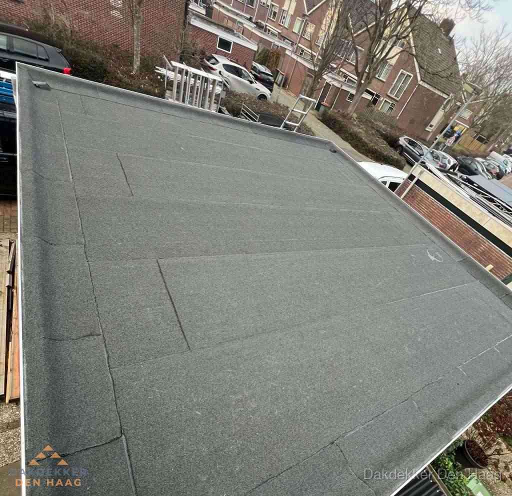 Nieuwe bitumen dakbedekking op plat dak van garage in Den Haag Nieuwe bitumen dakbedekking op plat dak van garage in Den Haag
