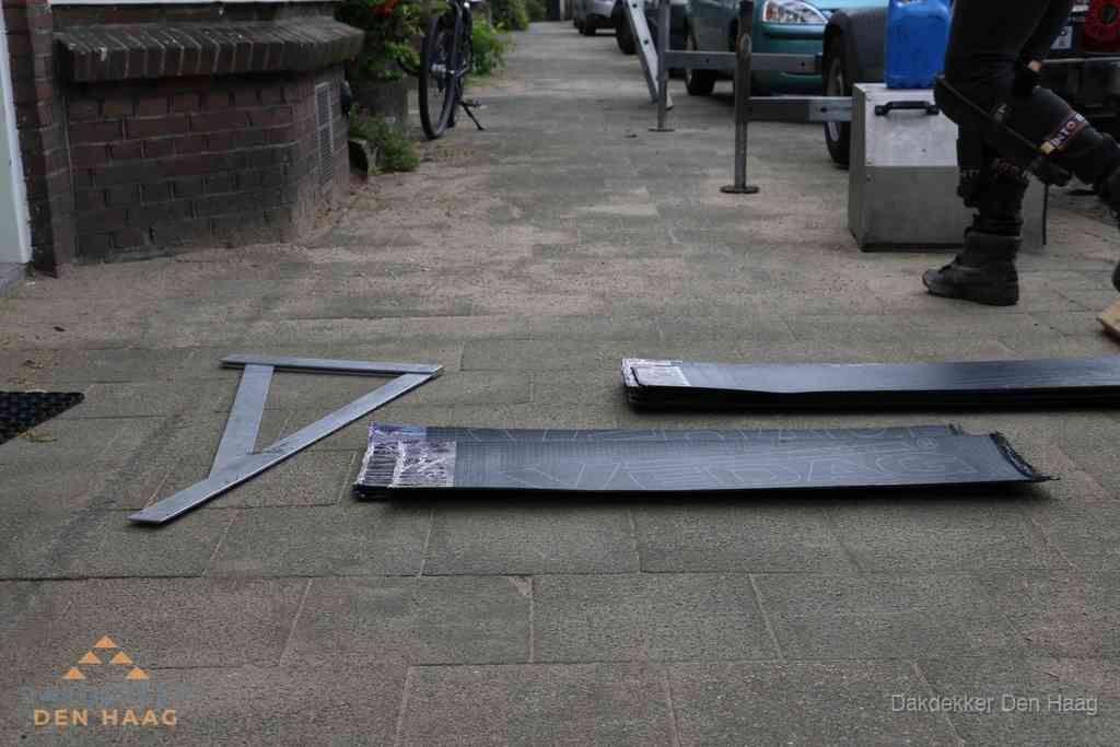 Dakbedekkingsmateriaal en zinkwerk klaargelegd voor reparatie in Den Haag Dakbedekkingsmateriaal en zinkwerk klaargelegd voor reparatie in Den Haag