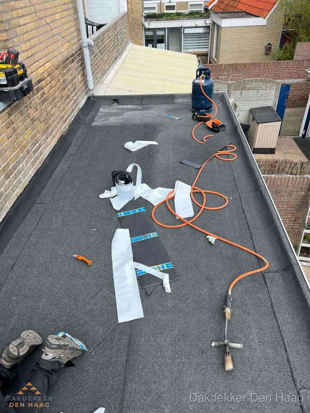 Dakdekker brengt EPDM dakbedekking aan op plat dak in Den Haag Dakdekker brengt EPDM dakbedekking aan op plat dak in Den Haag