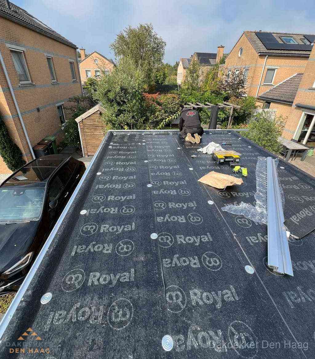 Dakdekker aan het werk op plat dak renovatie in Den Haag Dakdekker aan het werk op plat dak renovatie in Den Haag
