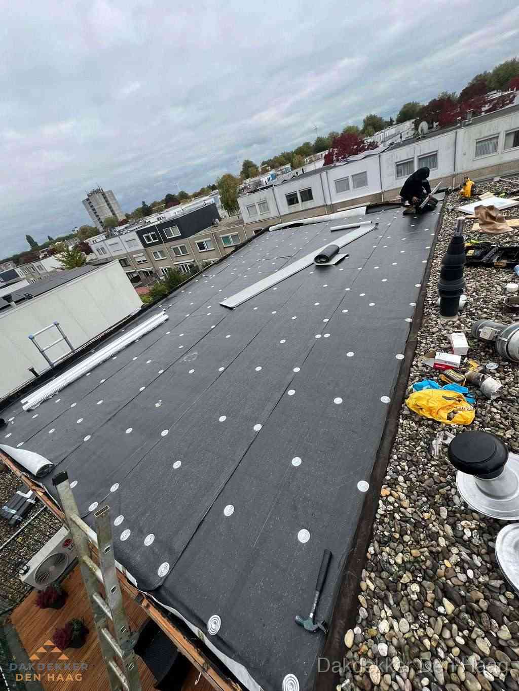 Dakleer vervangen op groot plat dak door dakdekker in Den Haag Dakleer vervangen op groot plat dak door dakdekker in Den Haag