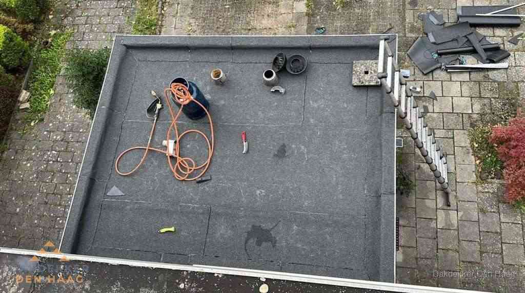 Plat dak met nieuwe bitumen bedekking in Den Haag Plat dak met nieuwe bitumen bedekking in Den Haag