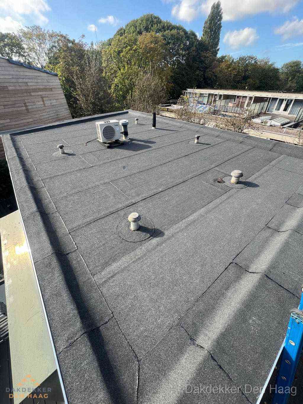 Plat dak met bitumen en brandgereedschap van dakdekkersbedrijf in Den Haag Plat dak met bitumen en brandgereedschap van dakdekkersbedrijf in Den Haag