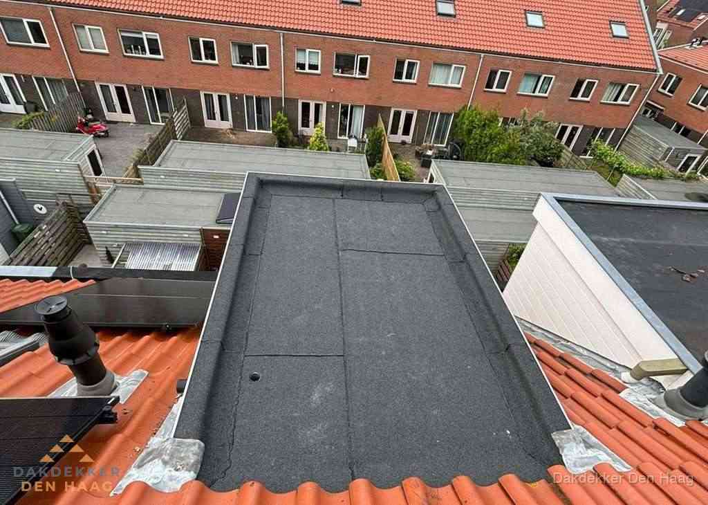 Plat dak met bitumen bedekking naast dakkapel in Den Haag Plat dak met bitumen bedekking naast dakkapel in Den Haag
