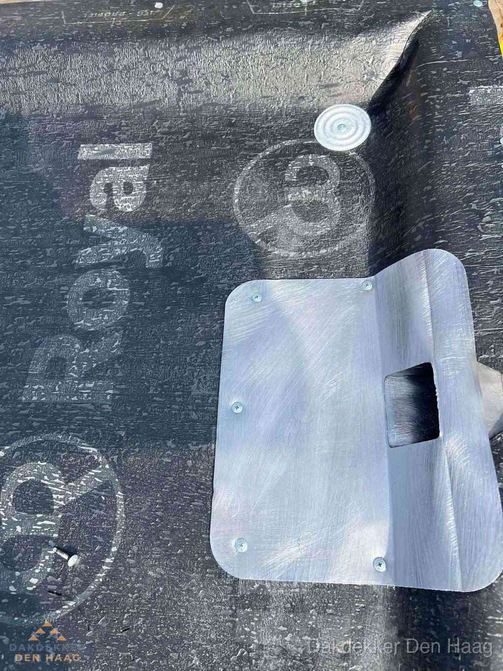 Dakdoorvoer met metalen afvoerplaat op bitumen dak in Den Haag Dakdoorvoer met metalen afvoerplaat op bitumen dak in Den Haag