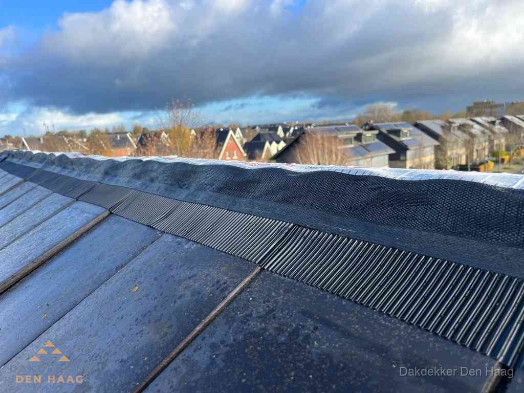 Dakisolatie bij de nok met ventilatieprofiel op schuin dak in Den Haag Dakisolatie bij de nok met ventilatieprofiel op schuin dak in Den Haag