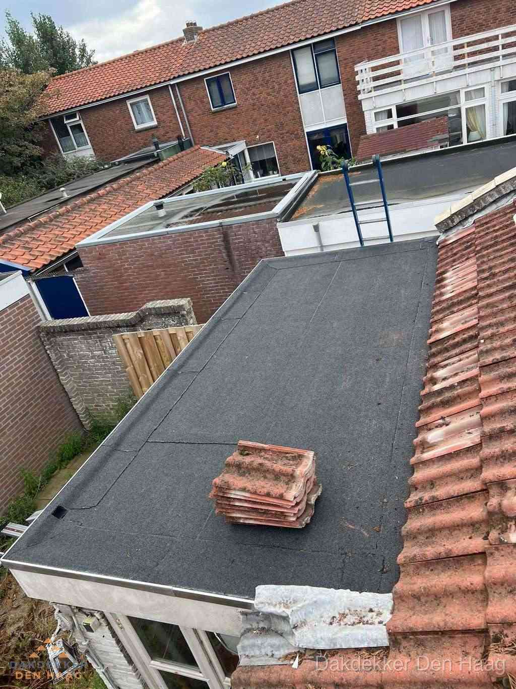 Aanbouw plat dak met reservepannen voor dakpannen vervangen in Den Haag Aanbouw plat dak met reservepannen voor dakpannen vervangen in Den Haag