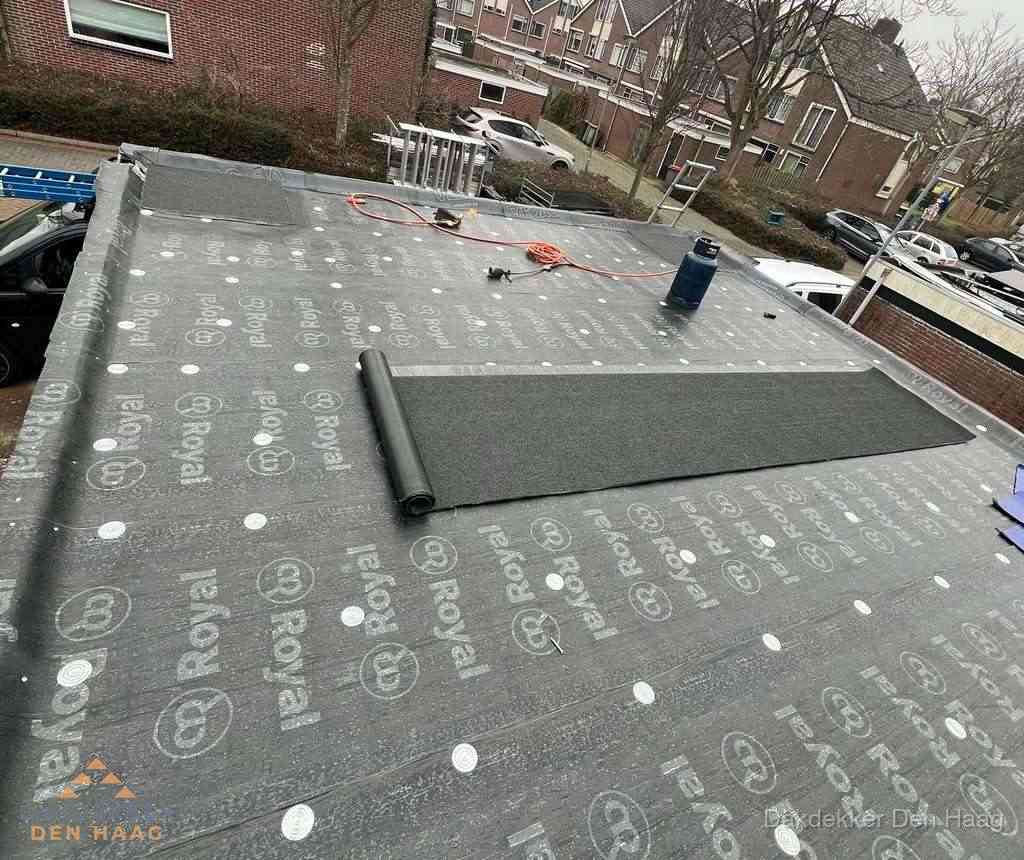 Dakdekker aan het werk met gasbrander op plat bitumen dak in Den Haag Dakdekker aan het werk met gasbrander op plat bitumen dak in Den Haag