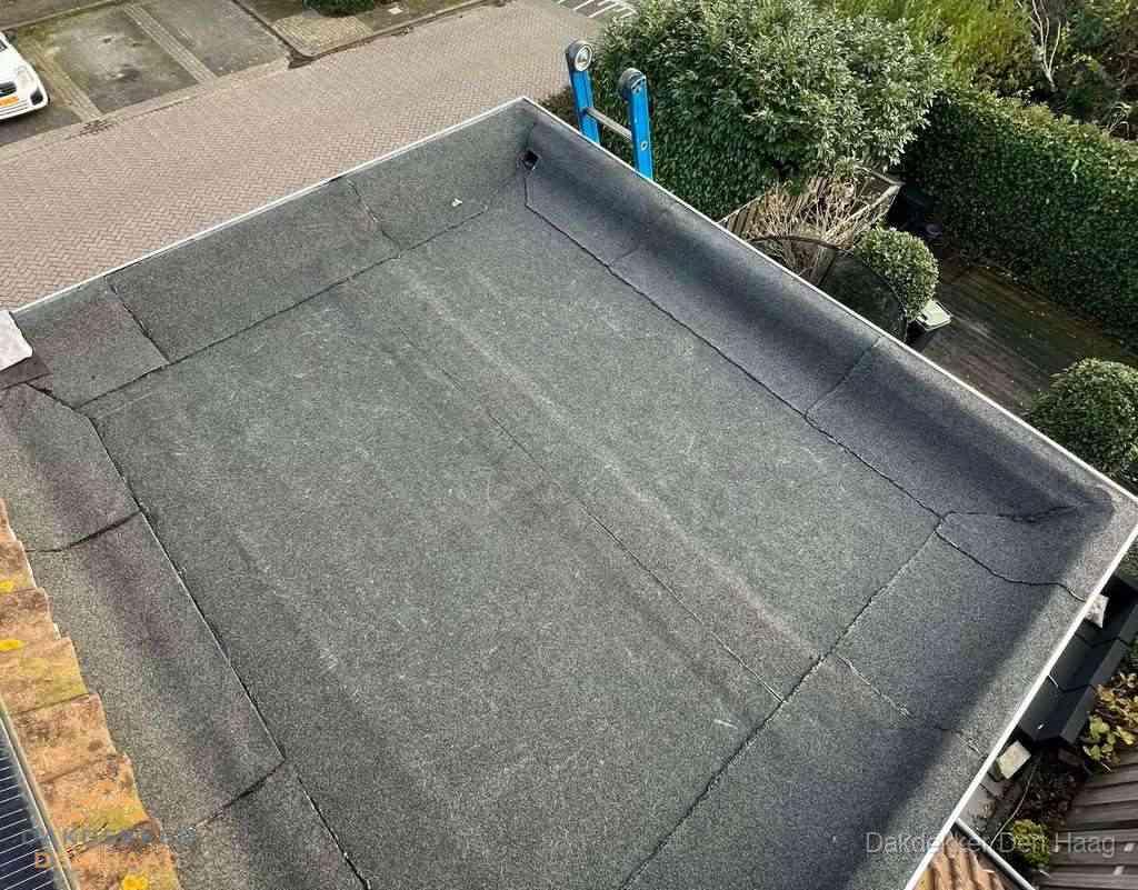 Gerenoveerd plat dak met nieuwe bitumen dakbedekking in Den Haag Gerenoveerd plat dak met nieuwe bitumen dakbedekking in Den Haag