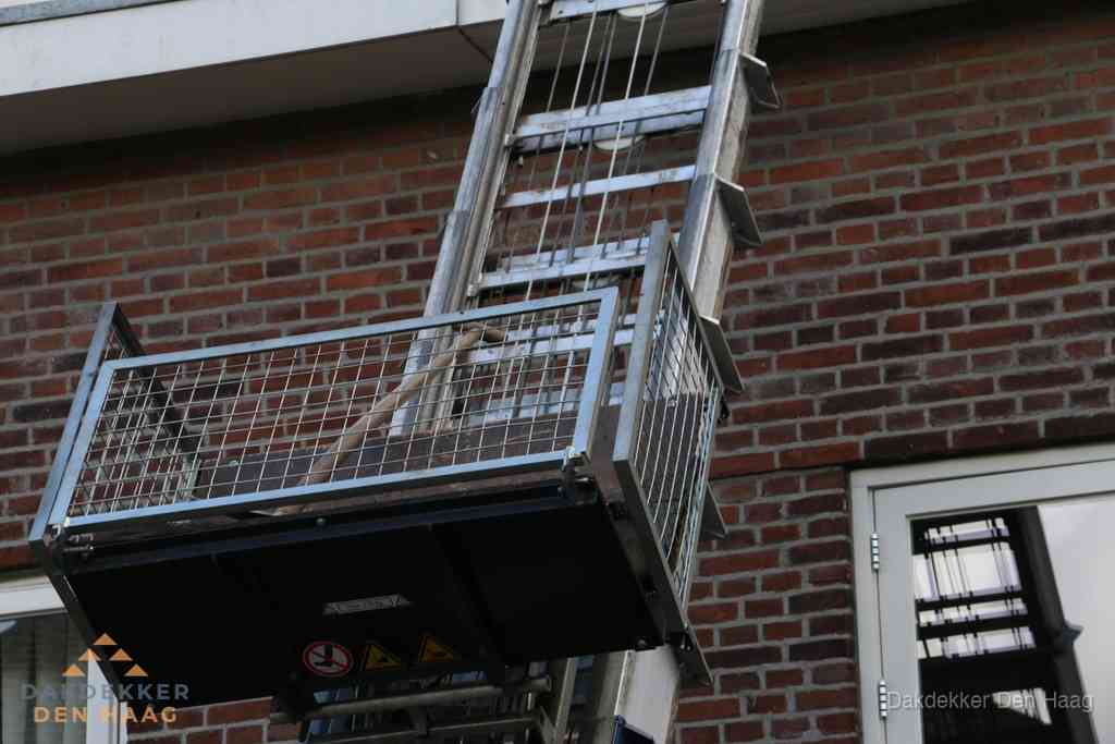 Ladderlift met dakpannen voor dakpan reparatie in Den Haag Ladderlift met dakpannen voor dakpan reparatie in Den Haag