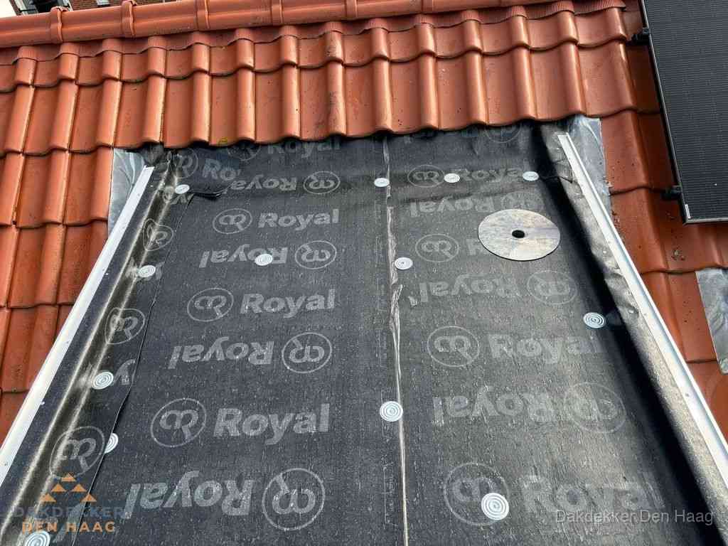 Nieuw dak met dakpannen en Royal onderlaag bij woning in Den Haag Nieuw dak met dakpannen en Royal onderlaag bij woning in Den Haag