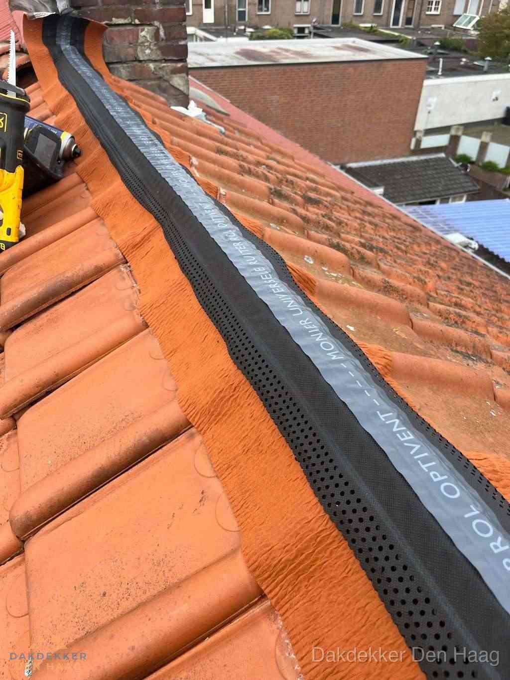 Plat dak aanbouw met bitumen naast schuin pannendak in Den Haag Plat dak aanbouw met bitumen naast schuin pannendak in Den Haag