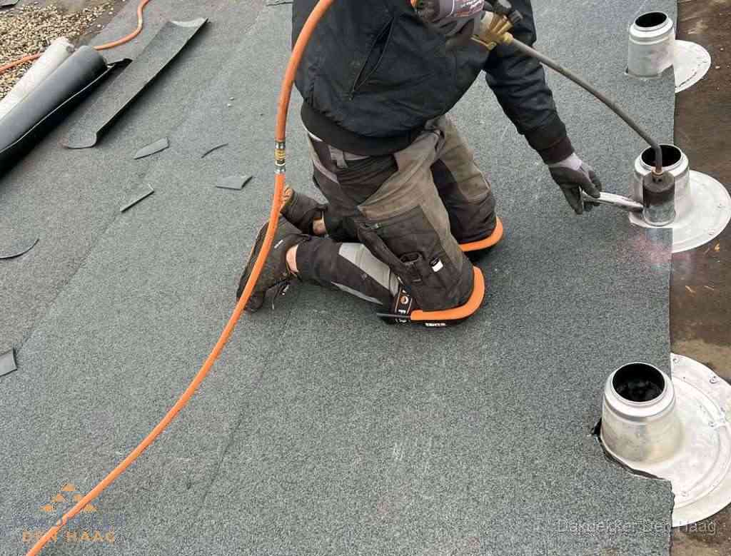 Gereedschap op nieuw plat dak na renovatie in Den Haag Gereedschap op nieuw plat dak na renovatie in Den Haag