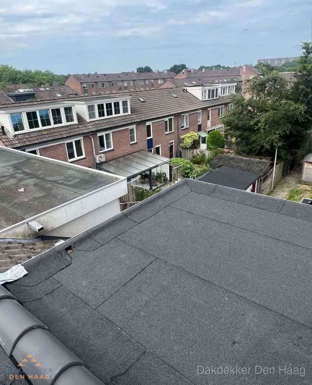 Vernieuwd plat dak met bitumen in woonwijk in Den Haag Vernieuwd plat dak met bitumen in woonwijk in Den Haag