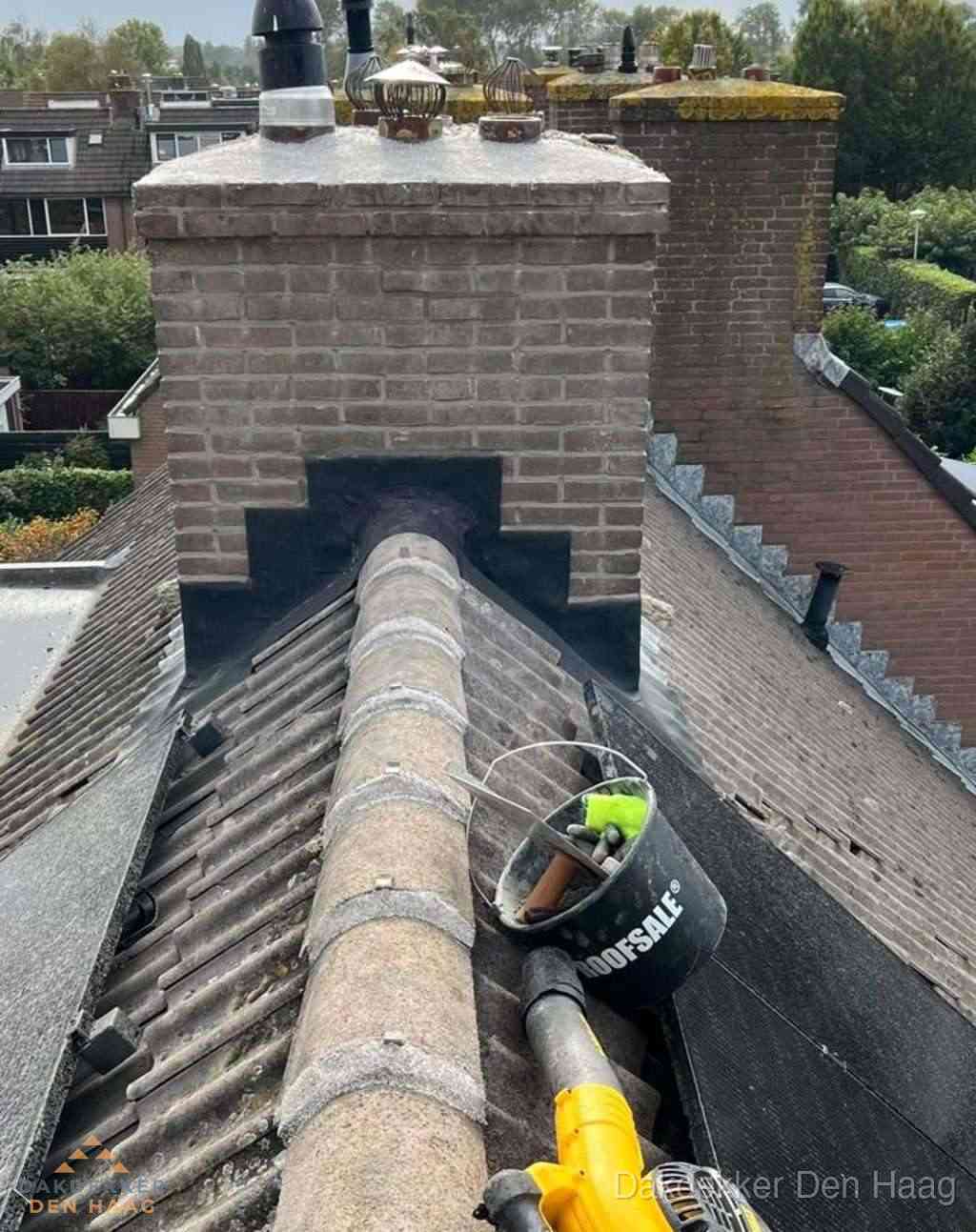Dakdekker repareert bitumen dakleer bij dakdoorvoer in Den Haag Dakdekker repareert bitumen dakleer bij dakdoorvoer in Den Haag